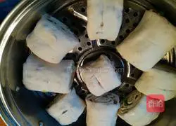 Illustration of how to make spiced flower rolls 4