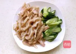Illustration of how to make pig ears mixed with cucumber 1