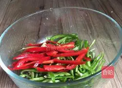 Illustration of how to make stir-fried meat with tofu skin 5