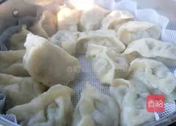 Illustration of how to make steamed pork and green pepper dumplings 14