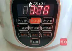 Illustration of how to make peach gum, saponin, rice and white fungus soup 8