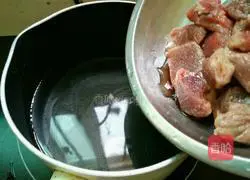 Illustration of how to make Codonopsis and Astragalus mutton soup 4