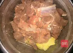 Illustration of how to make fish head and radish soup 3