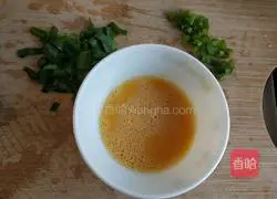 Illustration of how to make fried gold and silver steamed buns 2