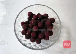 Illustration of how to make lemon lychee and bayberry drink 3