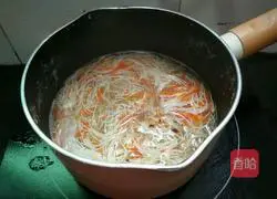 Illustration of how to make celery, carrot and meat slices noodles 9
