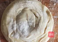 Illustration of how to make salt and pepper scallion pancake 3