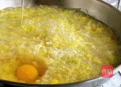 Illustration of how to make cabbage and egg noodle soup 7