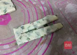 Illustration of how to make fried green onion pancakes (using dumpling skins) 7