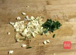 Illustration of how to make shrimp and pork wontons 3