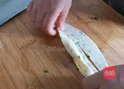 Illustration of how to make scallion pancakes (dumpling skin version) 8