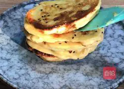 Illustration of how to make banana egg pancake 9