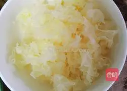 Illustration of how to make peach gum and white fungus soup 2