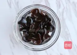 Illustration of how to make chicken feet in clear soup 2