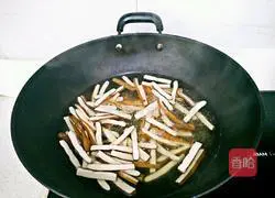 Illustration of how to stir-fry celery and dried celery 3