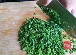 Illustration of how to make dumpling skin version of leek and egg pie 4