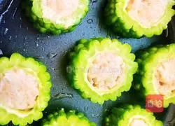 Illustration of how to make fried and stuffed bitter melon 6