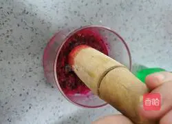 Illustration of how to make dragon fruit sprite ice drink 6