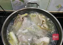 Illustration of how to make bamboo fungus, lotus seeds, lily and chestnut chicken soup 3