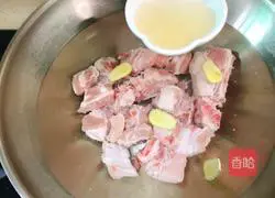 Illustration of how to make braised pork ribs with carrots, horseshoes and corn 2