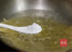 Illustration of how to make black pepper salmon pasta 9