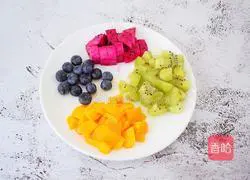 Illustration of how to make homemade fruit pearls 2