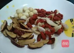 Illustration of how to make peach gum, red dates and white fungus soup 3
