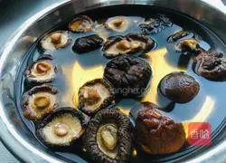 Illustration of how to make mushroom, chestnut and chicken feet soup 1