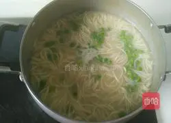 Illustration of how to make pea and chicken noodle soup 4