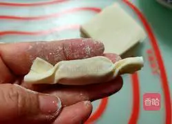 Illustration of how to make fried wonton sugar 6