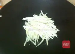 Illustration of how to tear shiitake mushroom roots by hand 5