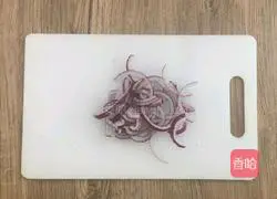 Illustration of how to make fried pasta with salted egg yolk and bacon 4