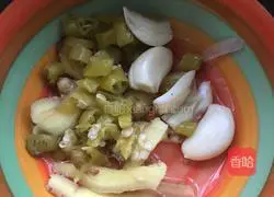 Illustration of how to make pork slices in sour soup 1