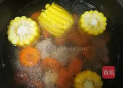 Corn, radish and pork ribs soup recipe 4