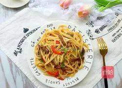 Illustration of how to make black pepper steak fried pasta 13