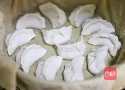 Illustration of how to make crystal leek and egg dumplings 16