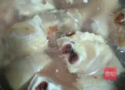 Illustration of how to make mushroom and chicken leg soup 2