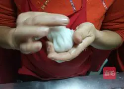 Illustration of how to make shrimp dumplings, pink fruit and chicken comb dumplings 16