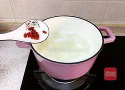 Illustration of how to make wolfberry and white fungus soup 5
