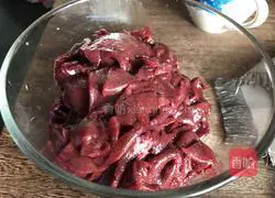 Illustration of how to stir-fry pork liver with green onions 1