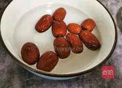 Illustration of how to make Angelica, red dates and wolfberry soup 2