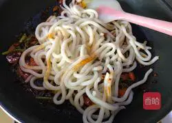 Illustration of Laoganma's fried udon noodles 11