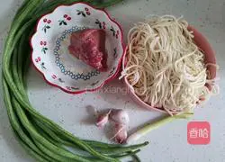 Illustration of how to make steamed beans and braised noodles 1