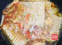 Illustration of how to make instant noodles with mixed vegetables 6
