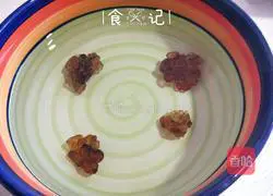 Peach gum, saponin, rice and white fungus Illustration of how to make soup 2