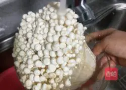 Enoki mushroom and bamboo fungus soup recipe 3