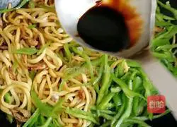 Illustration of how to make fried noodles with spicy pepper and shredded pork 8