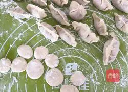 Pork and green onion dumplings? Recipe illustration 4