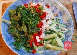 Illustration of how to shred chicken legs 5