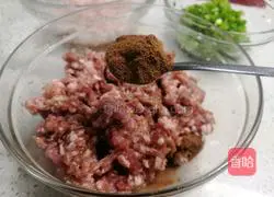 Illustration of how to make fresh meat Yuanbao wontons 3